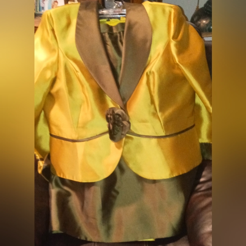 Lilly&Taylor 2 Piece Skirt and Jacket Size Women 22 Gold - Picture 8 of 8